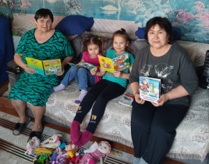 Әжемізбен бірге кітап оқимыз